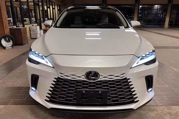  Lexus RX 2023 Dự kiến, Lexus RX thế hệ mới sẽ ra mắt Việt Nam vào đầu năm nay với 4 phiên bản, bao gồm RX 350 Premium, RX 350 Luxury, RX 350 F Sport và RX 500h F Sport Performance. Trong đó, Lexus RX 350 Premium 2023 có giá dự kiến 3,43 tỷ đồng. Con số tương ứng của Lexus RX 350 Luxury 2023 là 4,33 tỷ đồng.