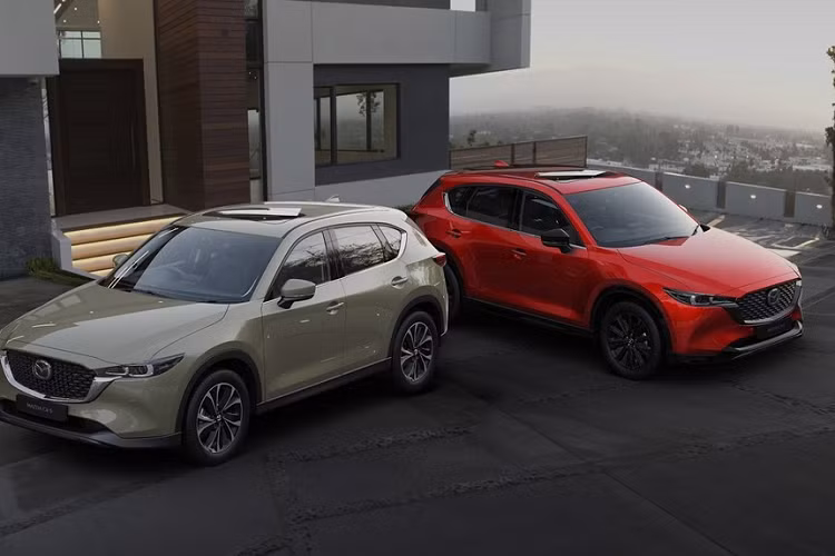  Mazda CX-5 2023 Mazda CX-5 phiên bản nâng cấp đã trình làng ở thị trường Indonesia vào hồi tháng 4 năm ngoái. Tuy nhiên, dự kiến, đến nửa cuối năm nay, mẫu SUV cỡ C này mới được giới thiệu tại Việt Nam. Tương tự phiên bản cũ, Mazda CX-5 2023 sẽ tiếp tục được lắp ráp tại Việt Nam.