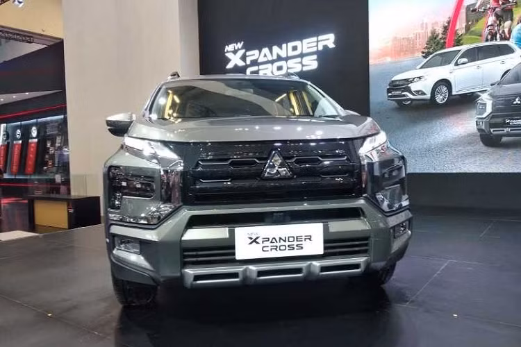  Mitsubishi Xpander Cross và XFC 2023 Vào hồi tháng 11 năm ngoái, Mitsubishi Xpander Cross nâng cấp đã được đăng ký bảo hộ kiểu dáng công nghiệp tại Việt Nam. Điều này chứng tỏ xe sẽ sớm được ra mắt tại Việt Nam trong năm nay, rất có thể là ngay sau Tết Nguyên đán. Ở phiên bản mới, Mitsubishi Xpander Cross 2023 được nâng cấp về thiết kế và trang bị tương tự Xpander mới.