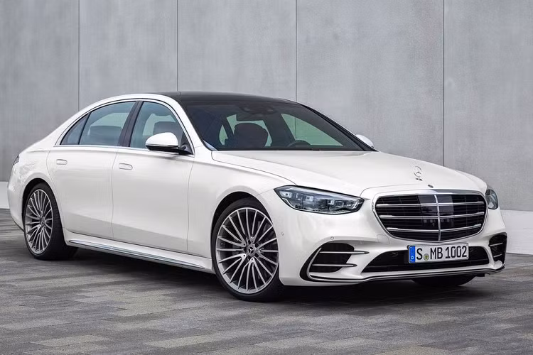 Ngoài GLC, thương hiệu ngôi sao 3 cánh có thể còn trình làng hàng loạt mẫu xe hiệu suất cao tại Việt Nam trong năm nay như Mercedes-AMG SL 43, Mercedes-AMG SL 63 và Mercedes-AMG C43 4Matic. Bên cạnh đó là những mẫu ô tô điện mới như Mercedes-EQB và Mercedes-EQS SUV.