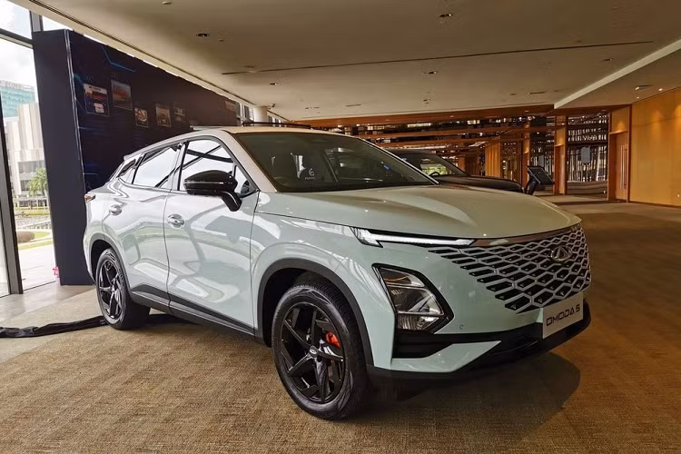 Vào hồi tháng 11/2022, đã có tin đồn cho rằng Chery OMODA 5 tại Việt Nam sẽ có tổng cộng 3 phiên bản với giá bán dao động từ 699 - 799 triệu đồng. Nếu giá bán này là chính xác thì Chery OMODA 5 2023 sẽ đắt hơn những đối thủ cùng phân khúc như Kia Seltos (649 - 749 triệu đồng), MG ZS (528 - 628 triệu đồng) và Hyundai Creta (640 - 740 triệu đồng).