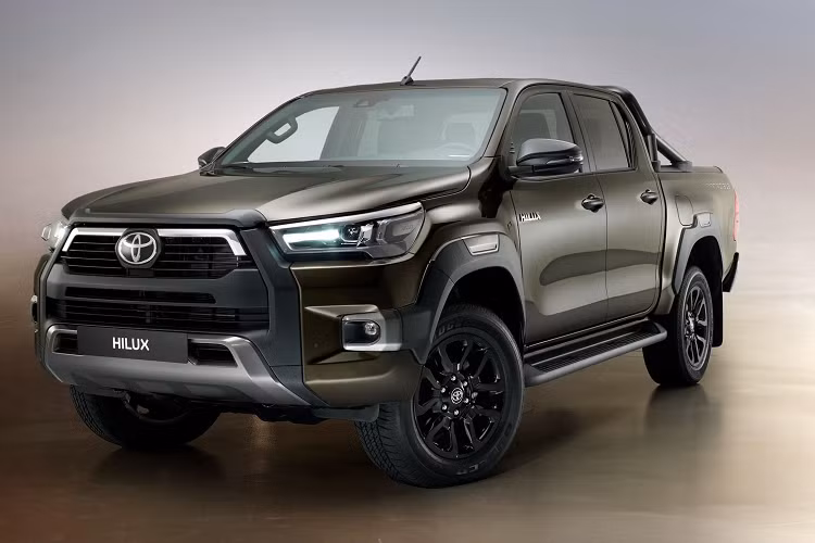 Vào hồi đầu tháng 12 năm ngoái, một số nhân viên tư vấn bán hàng của đại lý ở khu vực miền Nam đã bắt đầu nhận cọc cho Toyota Hilux 2023. Lúc đó, nhân viên tư vấn bán hàng hé lộ giá bán tạm tính của mẫu xe bán tải này sẽ dao động từ 740 triệu đến 1 tỷ đồng.
