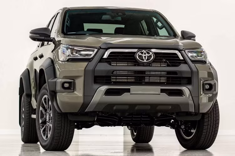  Toyota Hilux 2023 Theo nhân viên tư vấn bán hàng, Toyota Hilux sẽ là mẫu xe ôtô mới về Việt Nam năm 2023. Xe sẽ được bán vào tháng 3 năm nay. Ban đầu, hãng Toyota sẽ đưa về lô xe Hilux với 100 chiếc thuộc bản 2.4 4x2 AT có giá 852 triệu đồng. So với phiên bản cũ, Toyota Hilux 2.4 4x2 AT 2023 đắt hơn đến 178 triệu đồng nhưng được bổ sung trang bị.