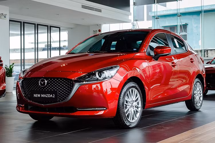 Cụ thể, 3 phiên bản của Mazda2 Sedan là 1.5L AT, 1.5L Luxury và 1.5L Premium đều được điều chỉnh giảm giá 5 triệu đồng. Giá xe Mazda2 sedan hiện tại lần lượt là 410 triệu, 494 triệu và 514 triệu đồng. Khác hoàn toàn với bản Sedan, Mazda2 Sport mang kiểu dáng hatchback lại được điều chỉnh tăng giá.