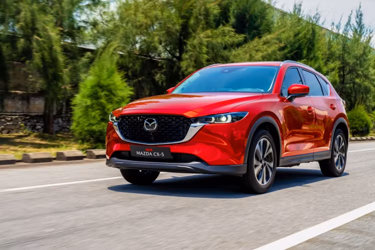 Trước đó, vào 2/12, mẫu Mazda CX-5 cũng được hãng điều chỉnh tăng giá. Cụ thể, bản 2.0 Deluxe tăng 10 triệu đồng so với giá bán trước đó, trong khi các phiên bản khác dùng động cơ 2.0 tăng nhẹ 5 triệu đồng. Giá xe hiện tại dao động từ 759 - 999 triệu đồng.