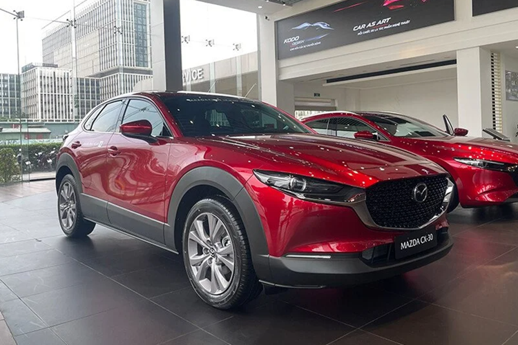 Đến ngày 7/12, Mazda tiếp tục thông báo bổ sung thêm bản tiêu chuẩn 1.5 AT mới cho Mazda CX-3. Đồng thời tăng giá 10 triệu đồng cho bản 1.5L Deluxe và 1.5L Luxury.