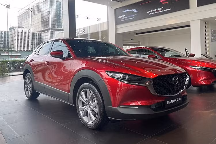 Đến ngày 7/12, Mazda tiếp tục thông báo bổ sung thêm bản tiêu chuẩn 1.5 AT mới cho Mazda CX-3. Đồng thời tăng giá 10 triệu đồng cho bản 1.5L Deluxe và 1.5L Luxury.