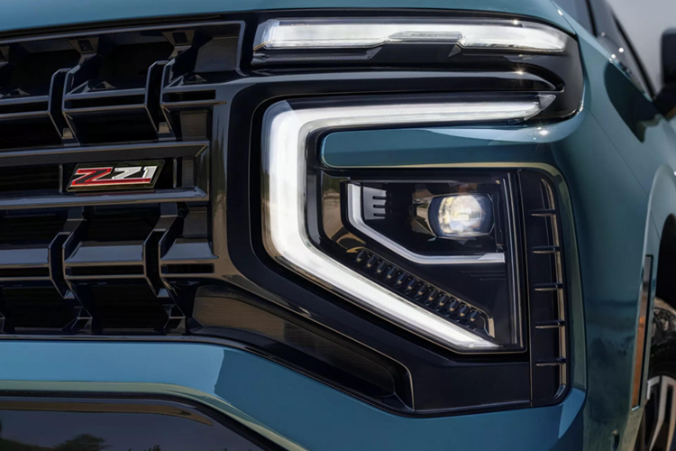 Táp-lô mới đi kèm với vô-lăng kiểu dáng đẹp hơn cùng bệ trung tâm tối giản và cần số kiểu mới. Bảng điều khiển trung tâm được thiết kế lại với “các tùy chọn chứa đồ mới và vị trí đế sạc không dây được điều chỉnh lại để thuận tiện hơn khi sử dụng”. Các phiên bản cao cấp hơn của Tahoe 2025 và Suburban 2025 có sử dụng chất liệu gỗ tự nhiên.