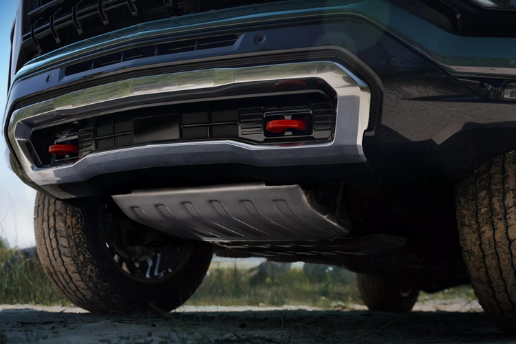 Đặc biệt, phiên bản High Country cao cấp nhất sở hữu cabin 2 tông màu với vô-lăng độc đáo và ghế ngồi bọc da có lỗ thông hơi. Về khả năng vận hành, Chevrolet Tahoe 2025 và Suburban 2025 được trang bị khối động cơ diesel tăng áp Duramax 6 xi-lanh 3.0L thế hệ thứ 2, sản sinh công suất tối đa 305 mã lực và mô-men xoắn cực đại 670 Nm.