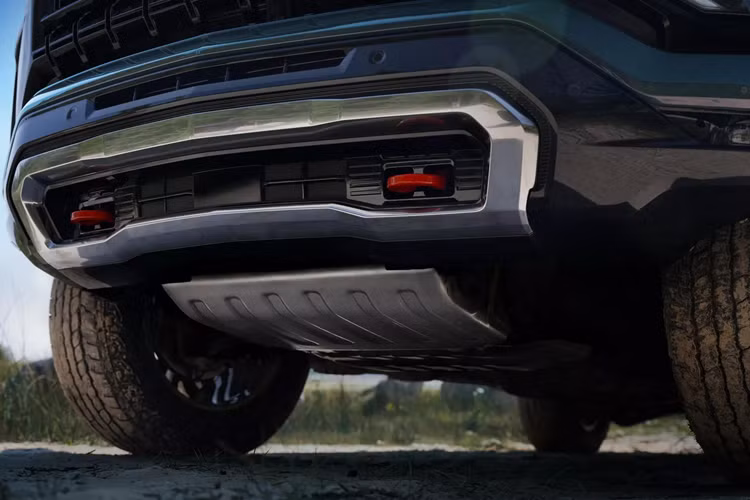 Đặc biệt, phiên bản High Country cao cấp nhất sở hữu cabin 2 tông màu với vô-lăng độc đáo và ghế ngồi bọc da có lỗ thông hơi. Về khả năng vận hành, Chevrolet Tahoe 2025 và Suburban 2025 được trang bị khối động cơ diesel tăng áp Duramax 6 xi-lanh 3.0L thế hệ thứ 2, sản sinh công suất tối đa 305 mã lực và mô-men xoắn cực đại 670 Nm.