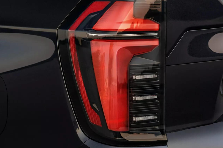 Xe vẫn được trang bị các tính năng an toàn quen thuộc như phanh tự động khẩn cấp, cảnh báo tiền va chạm, hỗ trợ giữ làn đường, cảnh báo chệch làn đường, hệ thống phanh chủ động, hỗ trợ đỗ xe tự động và hỗ trợ tầm nhìn xung quanh.