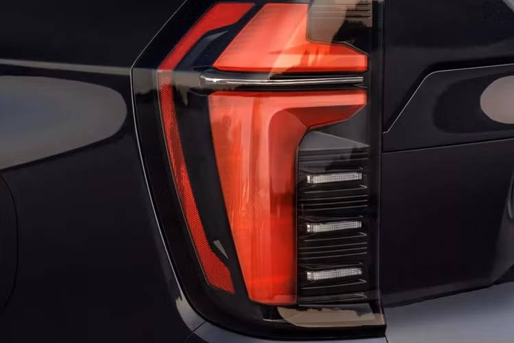 Xe vẫn được trang bị các tính năng an toàn quen thuộc như phanh tự động khẩn cấp, cảnh báo tiền va chạm, hỗ trợ giữ làn đường, cảnh báo chệch làn đường, hệ thống phanh chủ động, hỗ trợ đỗ xe tự động và hỗ trợ tầm nhìn xung quanh.