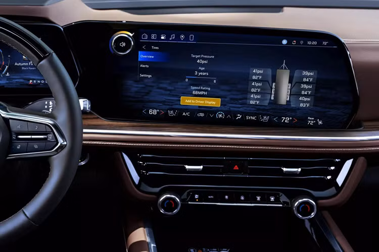 Bên cạnh đó, xe vẫn được cung cấp 2 tùy chọn động cơ V8 là 5.3L và 6.2L cho công suất tối đa tương ứng là 355 mã lực và 420 mã lực. Bộ đôi SUV gia đình cỡ đại này còn được tinh chỉnh lại hệ thống treo sau đa liên kết để mang lại “cảm giác lái và khả năng xử lý tinh tế hơn”.