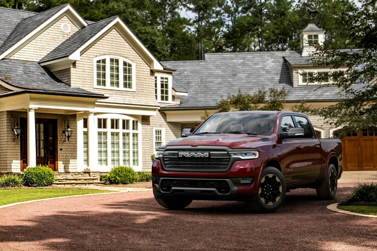 Ngoại hình của Ram 1500 Ramcharger thể hiện đúng vai trò của mẫu xe này là cầu nối giữa bán tải động cơ đốt trong và bán tải thuần điện của Ram, khi sở hữu các thành phần của cả Ram 1500 2024 lẫn Ram 1500 REV. Trong đó, phần đầu xe giống với bản động cơ đốt trong đời mới, trong khi phần đuôi xe mang nhiều nét từng thấy trên chiếc thuần điện.