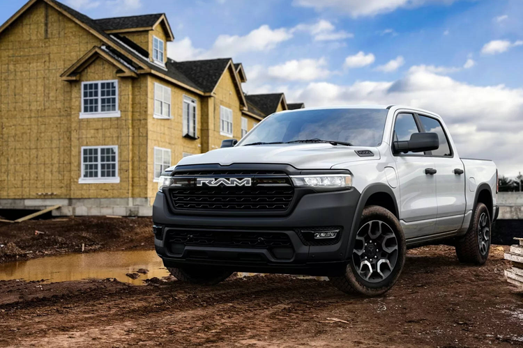 Động cơ xăng có vai trò không khác gì một máy phát điện, người dùng chỉ cần đổ thêm nhiên liệu tại một cây xăng như thông thường để xe vận hành. Bên cạnh đó, Ram vẫn cung cấp cho xe chức năng sạc riêng bộ pin, hỗ trợ công suất sạc nhanh nhất lên tới 145 kW bằng điện DC, với 10 phút sạc là đủ năng lượng cho xe đi được 80 km.