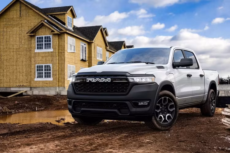 Động cơ xăng có vai trò không khác gì một máy phát điện, người dùng chỉ cần đổ thêm nhiên liệu tại một cây xăng như thông thường để xe vận hành. Bên cạnh đó, Ram vẫn cung cấp cho xe chức năng sạc riêng bộ pin, hỗ trợ công suất sạc nhanh nhất lên tới 145 kW bằng điện DC, với 10 phút sạc là đủ năng lượng cho xe đi được 80 km.