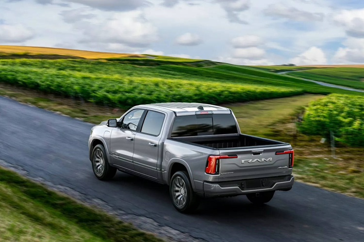 Siêu bán tải Ram 1500 Ramcharger có 2 mô-tơ điện được gắn tại cả 2 trục bánh xe, tạo thành hệ dẫn động 4 bánh AWD. Những mô-tơ điện này có tổng công suất đạt 494 kW (663 mã lực) và mô-men xoắn cực đại lên đến 833 Nm. Điều này có nghĩa là Ram 1500 Ramcharger thậm chí còn mạnh hơn phiên bản thuần điện Ram 1500 REV.