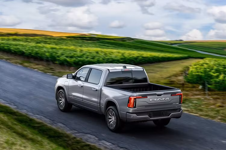 Siêu bán tải Ram 1500 Ramcharger có 2 mô-tơ điện được gắn tại cả 2 trục bánh xe, tạo thành hệ dẫn động 4 bánh AWD. Những mô-tơ điện này có tổng công suất đạt 494 kW (663 mã lực) và mô-men xoắn cực đại lên đến 833 Nm. Điều này có nghĩa là Ram 1500 Ramcharger thậm chí còn mạnh hơn phiên bản thuần điện Ram 1500 REV.