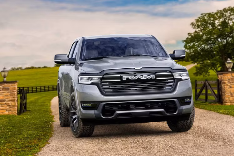 Một số chi tiết có thể phát sáng khi đang sạc điện. Bên trong nội thất Ram 1500 Ramcharger cũng có những cải tiến mới nhất như màn hình đồng hồ 12,3 inch, màn hình trung tâm cảm ứng 12 inch hoặc 14,5 inch. Các tùy chọn khá phong phú với gương chiếu hậu trong xe dạng màn hình kỹ thuật số, màn hình tại táp-lô cho hành khách phía trước hoặc dàn âm thanh Klipsch chất lượng cao.