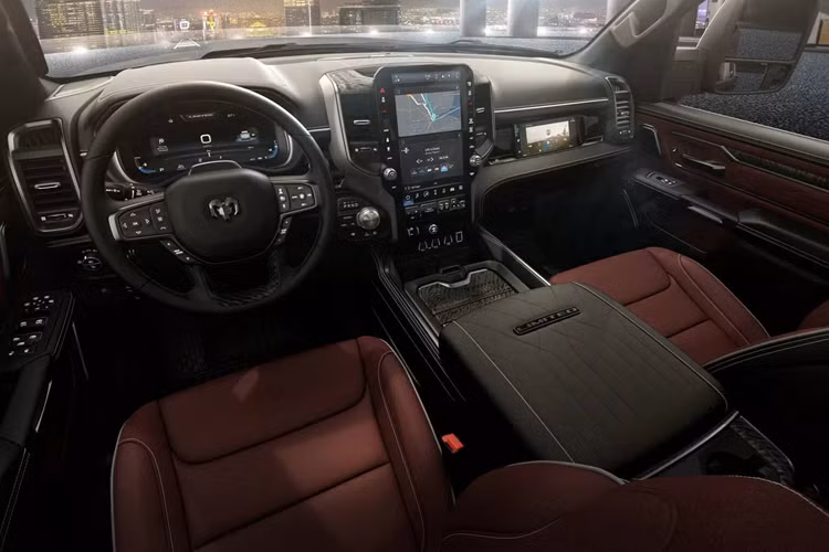 Ram cho biết, mặc dù động cơ xăng V6 3.6L này không được kết nối trực tiếp đến các bánh xe, nó vẫn có thể phối hợp cùng với các thành phần điện khí hóa gồm pin và mô-tơ điện nhằm tăng sức kéo tối đa khi cần thiết.