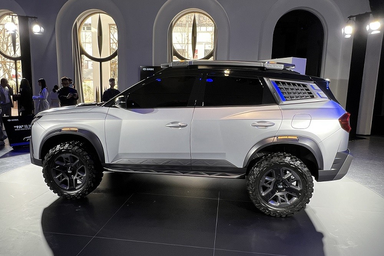 Điểm nhấn đập vào mắt ở khu vực sườn xe chính là bộ lốp off-road và vành hợp kim phối 2 màu. Bộ lốp này khiến Hyundai Mufasa Adventure có khoảng sáng gầm lớn. Bên cạnh đó là hốc bánh phồng lên, đi kèm ốp cua lốp nổi bật. Cột D của xe đi kèm tấm lưới màu bạc, cộng thêm giá nóc cỡ lớn tích hợp 2 dải đèn LED, càng nhấn mạnh phong cách off-road của xe.