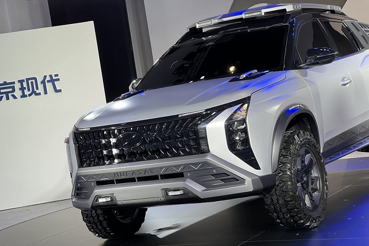 Mẫu xe SUV Hyundai Mufasa Adventure sở hữu thiết kế đậm chất concept và theo phong cách off-road. Mẫu xe này được áp dụng ngôn ngữ thiết kế mới nhất của hãng Hyundai, thể hiện qua lưới tản nhiệt với mắt lưới hình học sơn màu đen bóng, tương tự Tucson, Palisade và Creta. Ở hai bên lưới tản nhiệt là cụm đèn pha nằm dọc, nối liền với khe gió.