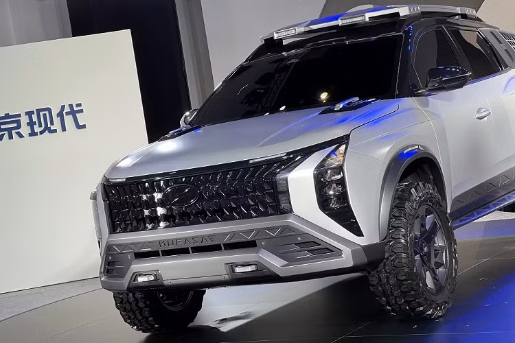 Mẫu xe SUV Hyundai Mufasa Adventure sở hữu thiết kế đậm chất concept và theo phong cách off-road. Mẫu xe này được áp dụng ngôn ngữ thiết kế mới nhất của hãng Hyundai, thể hiện qua lưới tản nhiệt với mắt lưới hình học sơn màu đen bóng, tương tự Tucson, Palisade và Creta. Ở hai bên lưới tản nhiệt là cụm đèn pha nằm dọc, nối liền với khe gió.