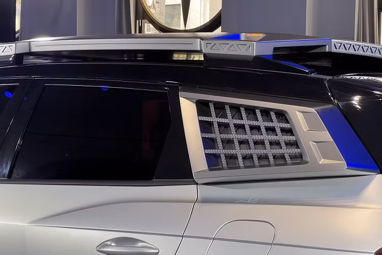 Ở phía sau, mẫu xe concept này được trang bị cụm đèn hậu hình bầu dục, tương tự Hyundai Santa Fe dành riêng cho thị trường Trung Quốc. Nằm bên trong đèn hậu là tem chữ nổi "Hyundai". Cản sau của xe cũng được thiết kế theo phong cách như cản trước và đi kèm 2 móc cứu hộ.