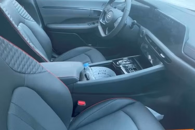 Bên trong xe, Hyundai Mufasa phiên bản thương mại được trang bị màn hình cỡ lớn đặt nổi trên mặt táp-lô, kết hợp giữa bảng đồng hồ kỹ thuật số và màn hình cảm ứng trung tâm, gợi liên tưởng đến Hyundai Accent hay Elantra mới.