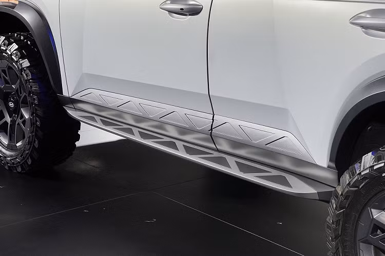 Qua những hình ảnh đó, có thể thấy Hyundai Mufasa phiên bản thương mại sở hữu ngoại hình "tiết chế" hơn xe concept. Xe giữ lại một số chi tiết thiết kế của Hyundai Mufasa Adventure như lưới tản nhiệt, đèn pha, đèn hậu và cánh gió mui.