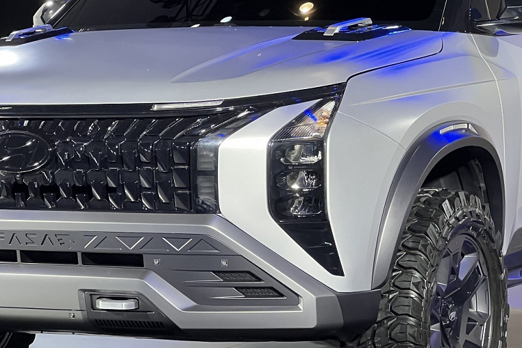 Trong khi đó, dải đèn LED định vị ban ngày được đặt phía trên lưới tản nhiệt, sát với nắp ca-pô. Trên nắp ca-pô còn có thêm 2 tay nắm màu bạc. Bên dưới là cản trước với thiết kế cứng cáp và hầm hố với dòng chữ "Mufasa" dập phía trên hốc gió trung tâm chia thành 4 khoang. Ngoài ra, cản trước còn đi kèm 2 móc cứu hộ được thiết kế lộ thiên.