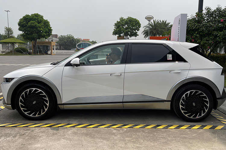 Tuy nhiên, với bộ sạc theo xe khi sạc nguồn điện tại nhà mất tới 20 giờ để sạc đầy. Mỗi lần sạc đầy, Hyundai Ioniq 5 đi được quãng đường tối đa khoảng 450 km.