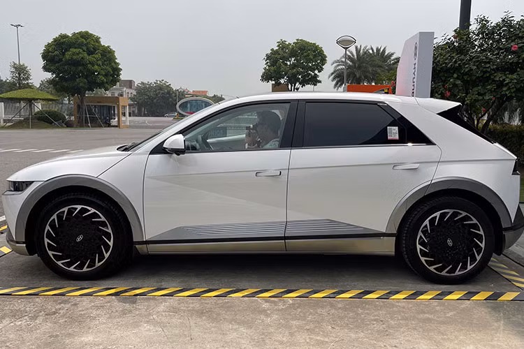 Tuy nhiên, với bộ sạc theo xe khi sạc nguồn điện tại nhà mất tới 20 giờ để sạc đầy. Mỗi lần sạc đầy, Hyundai Ioniq 5 đi được quãng đường tối đa khoảng 450 km.