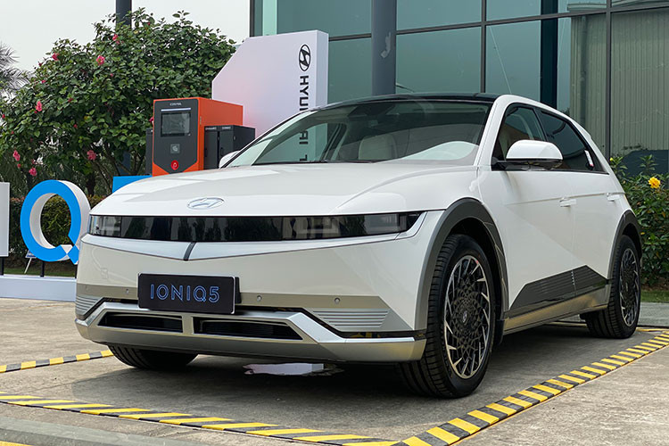 Đối thủ của Hyundai Ioniq 5 tại thị trường Việt Nam là VinFast VF8. Mẫu SUV mang thương hiệu Việt có hai phiên bản Eco và Plus, đi kèm giá lần lượt là 1,094 và 1,263 tỷ đồng (chưa bao gồm pin). Nếu mua xe kèm pin, VF8 có giá là 1,478 và 1,646 tỷ đồng.