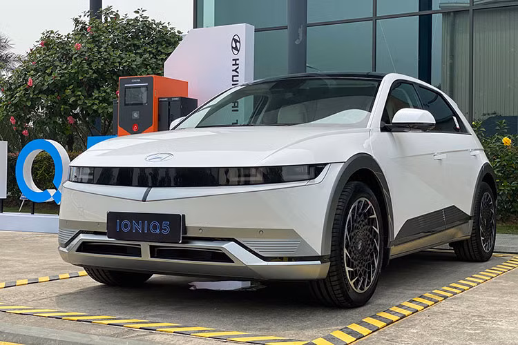 Đối thủ của Hyundai Ioniq 5 tại thị trường Việt Nam là VinFast VF8. Mẫu SUV mang thương hiệu Việt có hai phiên bản Eco và Plus, đi kèm giá lần lượt là 1,094 và 1,263 tỷ đồng (chưa bao gồm pin). Nếu mua xe kèm pin, VF8 có giá là 1,478 và 1,646 tỷ đồng.