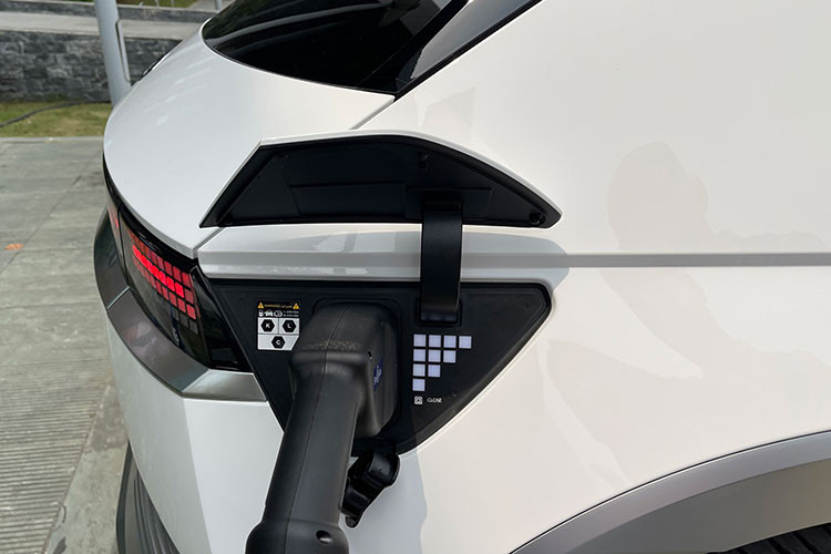 Hồi tháng 8/2022, một số đại lý Hyundai đã chào bán Hyundai Ioniq 5 chạy điện với mức giá gần 2 tỉ đồng. Tư vấn viên cho biết những chiếc Ioniq 5 này được nhập khẩu trực tiếp từ Hàn Quốc và có số lượng hạn chế. Hyundai TC Motor chưa công bố cụ thể về kế hoạch xây dựng trạm sạc tại Việt Nam.