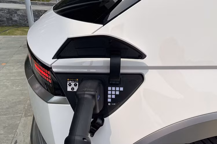 Hồi tháng 8/2022, một số đại lý Hyundai đã chào bán Hyundai Ioniq 5 chạy điện với mức giá gần 2 tỉ đồng. Tư vấn viên cho biết những chiếc Ioniq 5 này được nhập khẩu trực tiếp từ Hàn Quốc và có số lượng hạn chế. Hyundai TC Motor chưa công bố cụ thể về kế hoạch xây dựng trạm sạc tại Việt Nam.