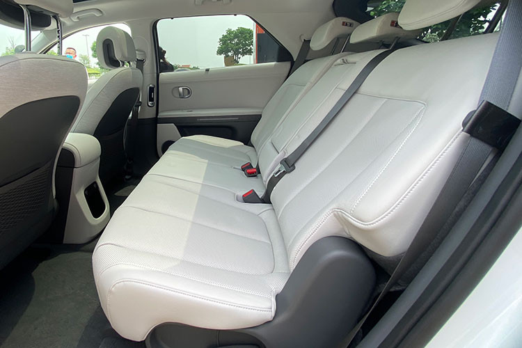 Một số hãng cũng đã lắp đặt trạm sạc tại đại lý chính hãng với số lượng hạn chế. Ioniq 5 được xây dựng trên nền tảng E-GMP (Electric Global Modular Platform) sử dụng cho xe điện tiên tiến nhất của Hyundai.