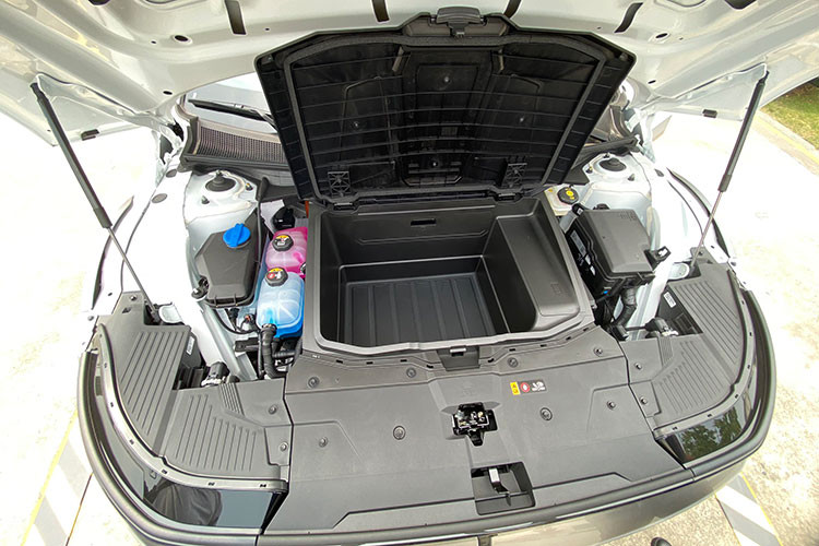 Về Hyundai Ioniq 5 - mẫu xe này có kích thước dài x rộng x cao là 4.635 x 1.890 x 1.605 mm, chiều dài cơ sở 3.000 mm. Tại thị trường Việt Nam, Hyundai Ioniq 5 sử dụng động cơ đơn kết hợp bộ pin 72,6 kWh.