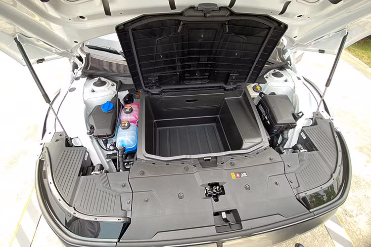 Về Hyundai Ioniq 5 - mẫu xe này có kích thước dài x rộng x cao là 4.635 x 1.890 x 1.605 mm, chiều dài cơ sở 3.000 mm. Tại thị trường Việt Nam, Hyundai Ioniq 5 sử dụng động cơ đơn kết hợp bộ pin 72,6 kWh.