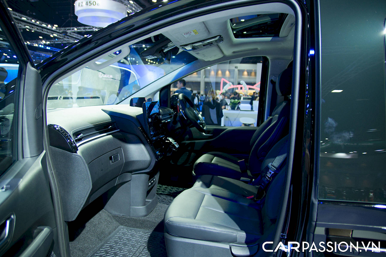 Động cơ này kết hợp với hộp số tự động 8 cấp. Ngoài ra, xe còn có 4 chế độ lái là Normal, ECO, Sport và Smart. Trang bị an toàn khá đầy đủ trên xe có 6 túi khí, camera 360 độ và gói công nghệ Hyundai SmartSense.