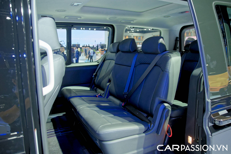 Ngoài ra, xe còn có dải đèn LED định vị ban ngày thanh mảnh, kéo dài hết bề ngang của đầu xe. Bộ mâm 18 inch sơn phối 2 màu bắt mắt. Tiếp đến là cửa sổ cỡ lớn bên sườn, mở rộng xuống bên dưới, đường chân kính hạ thấp hơn bình thường và cửa mở dạng trượt chỉnh điện.