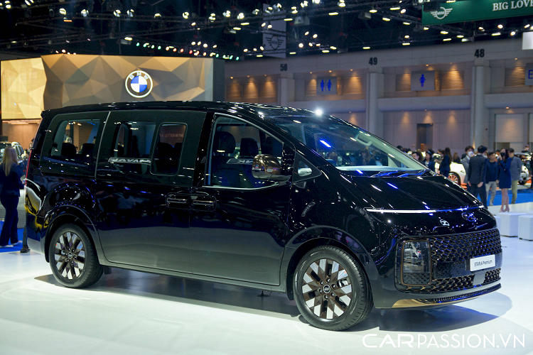 Với chiều dài cơ sở 3.273 mm, Hyundai Staria Premium 2023 mới sở hữu chiều dài tổng thể 5.253 mm, chiều rộng 1.997 mm và cao 1.990 mm, Staria có kích thước tương đương Kia Carnival. Tuy nhiên trần xe cao hơn đáng kể, mang đậm phong cách xe minivan của châu Âu nên phù hợp với nhiều mục đích sử dụng hơn là chỉ chuyên chở người.