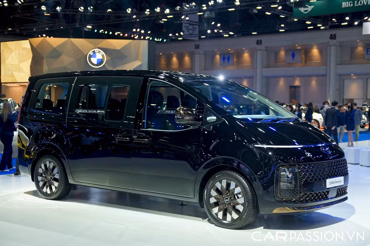 Với chiều dài cơ sở 3.273 mm, Hyundai Staria Premium 2023 mới sở hữu chiều dài tổng thể 5.253 mm, chiều rộng 1.997 mm và cao 1.990 mm, Staria có kích thước tương đương Kia Carnival. Tuy nhiên trần xe cao hơn đáng kể, mang đậm phong cách xe minivan của châu Âu nên phù hợp với nhiều mục đích sử dụng hơn là chỉ chuyên chở người.