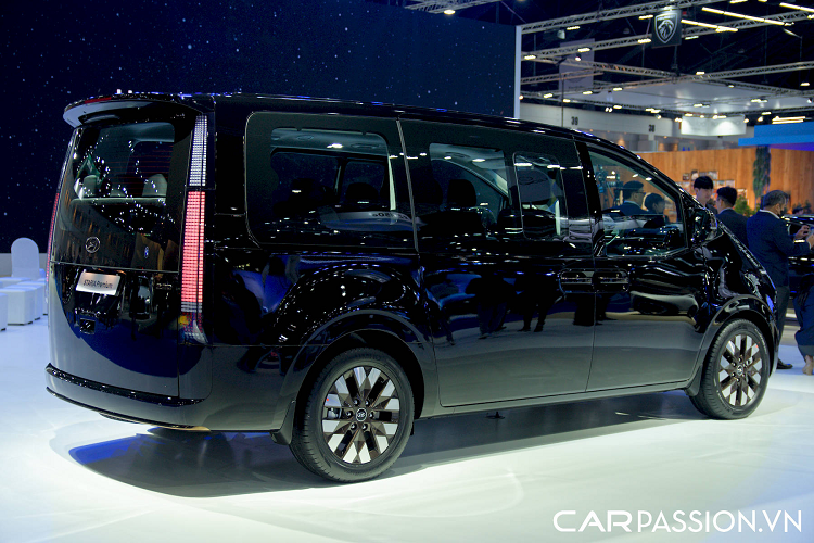 Đó là lý do vì sao Hyundai Staria từng về Việt Nam những bản được cải tạo để chở tiền cho ngân hàng. Staria Premium 2023 có ngoại hình sang trọng với lưới tản nhiệt cỡ lớn, mắt lưới dạng mắt cáo, tương tự hốc gió trung tâm. Nằm hai bên lưới tản nhiệt là cụm đèn pha LED toàn phần nằm dọc với 8 bóng LED vuông vắn như viên đá.