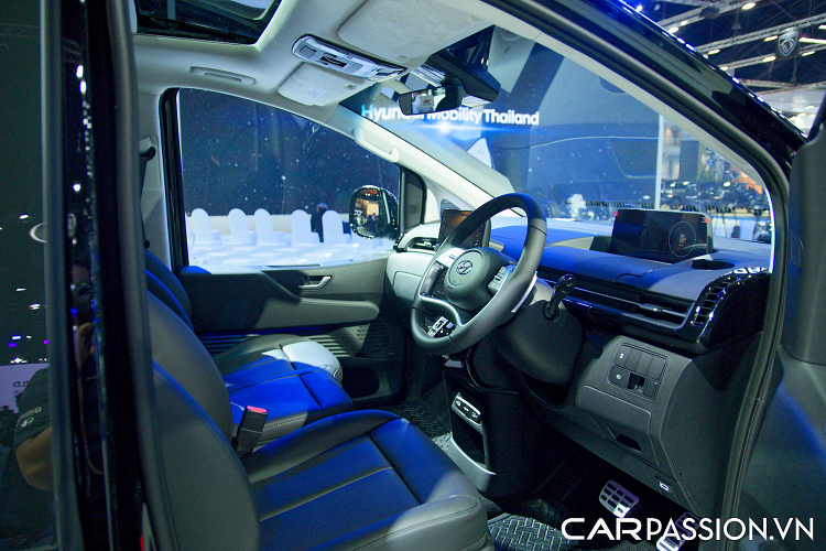 Là phiên bản Premium cao cấp nhất nên chiếc Staria này còn có thêm những điểm nhấn màu đồng ở lưới tản nhiệt, hốc gió trung tâm, viền bao quanh đèn pha, ốp bên dưới cản trước/sau, mâm, ốp gương chiếu hậu và logo hãng.