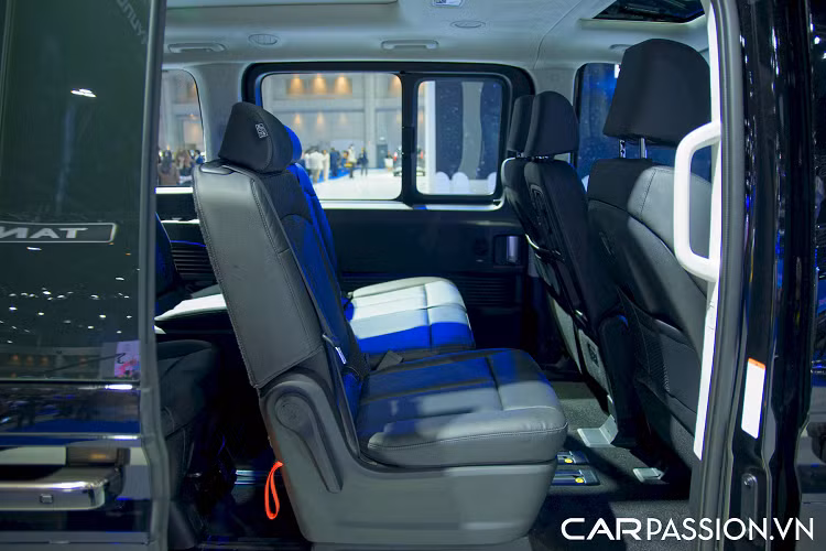 Màn hình đồng hồ kỹ thuật số 10,25 inch, sạc điện thoại không dây, phanh tay điện tử, hệ thống đèn LED nội thất, hệ thống điều hòa tự động 2 vùng độc lập, có cửa gió điều hòa cho các hàng ghế sau, dàn âm thanh Bose 12 loa...