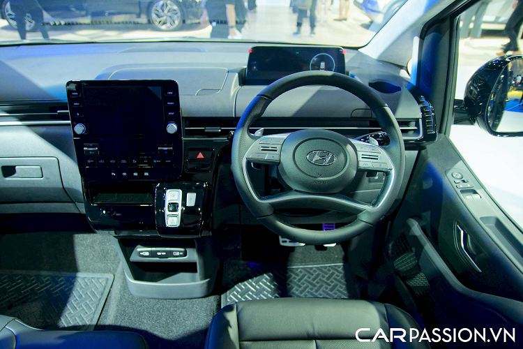 Phía sau xe có cụm đèn hậu Parametric Pixel được thiết kế nằm dọc cỡ lớn và tạo hình mô phỏng điểm ảnh, đây là chi tiết đậm chất tương lai giống như các dòng xe điện của Hyundai. Cản sau thấp, cánh gió trên nóc tích hợp đèn phanh trên cao và cửa cốp chỉnh điện.