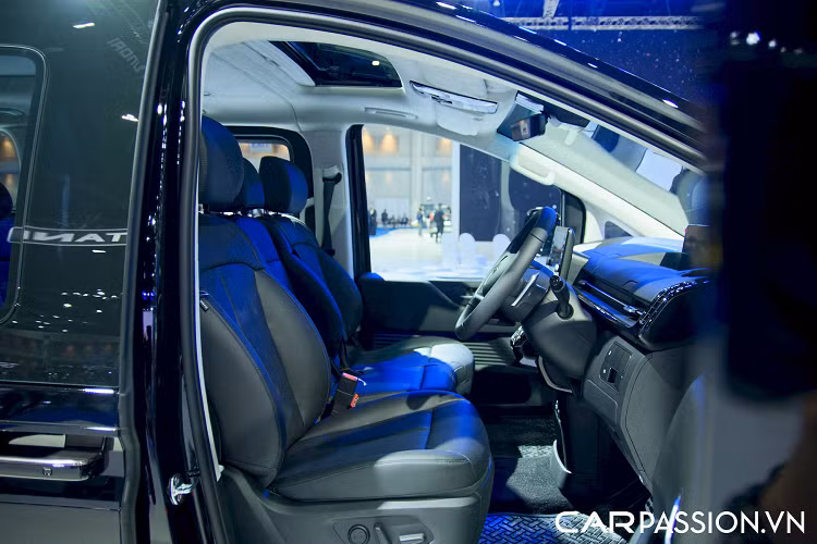 Nội thất Hyundai Staria được lấy cảm hứng từ phòng chờ của một con tàu du lịch. 11 chỗ ngồi trên Staria phiên bản Premium sắp xếp theo sơ đồ 3-3-2-3. Hàng ghế thứ 2 và thứ 3 có thể gập phẳng để cung cấp nhiều không gian chứa đồ hơn. Ngay phía trên những hàng ghế này là cửa sổ trời.