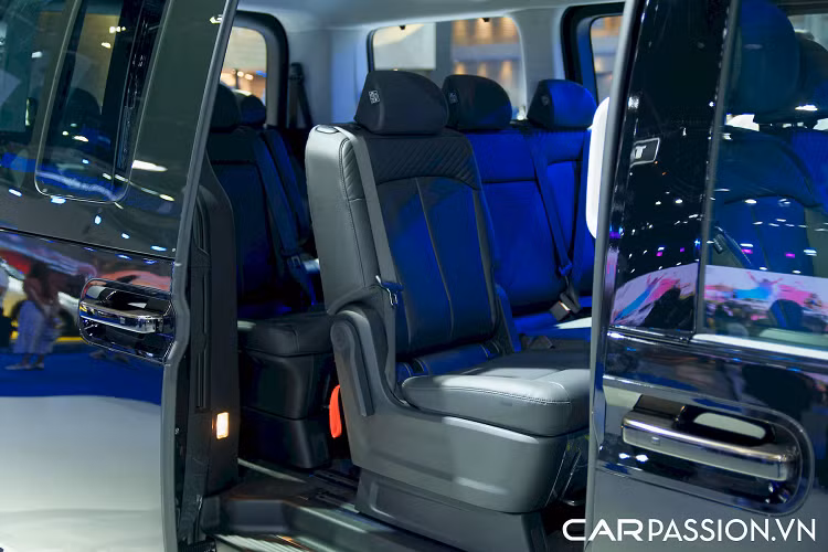 Staria Premium trang bị vô-lăng bọc da tích hợp phím bấm chức năng, cụm chuyển số dạng nút bấm, ghế lái chỉnh điện 12 hướng, màn hình trung tâm cảm ứng 8 inch, tương thích Apple CarPlay/Android Auto